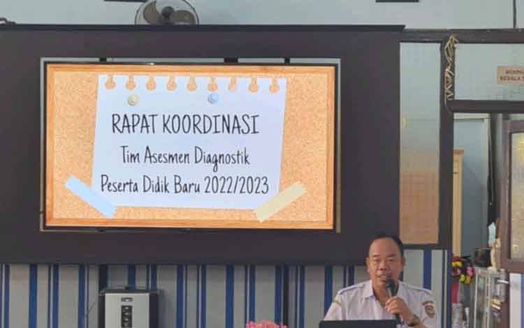 Kepala SMAN 1 Palangka Raya, Arbusin saat rapat koordinasi (FOTO: SMAN 1 PKY)