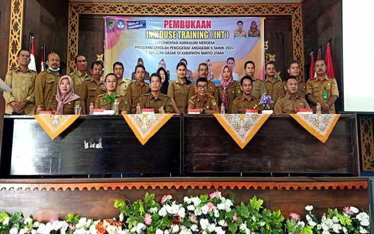 Kabid Dikdas pada Dinas Pendidikan Barito Utara foto bersama usai pembukaan kegiatan In House Training (IHT) Implementasi Kurikulum Merdeka (IKM), Program Sekolah Penggerak (PSP) angkatan II, Senin 11 Juli 2022.(foto: Dhani)
