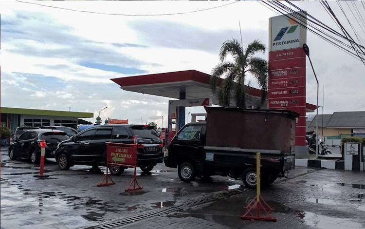 Suasana antrean kendaraan yang membeli BBM disebuah SPBU di Kabupaten Kobar, Senin, 11 Juli 2022. Pertamina nyatakan bahwa harga BBM pertakite dan solar tidak mengalami kenaikan. Karena yang berhak menentukan harga BBM tersebut adalah pemerintah (FOTO: YUDHA)