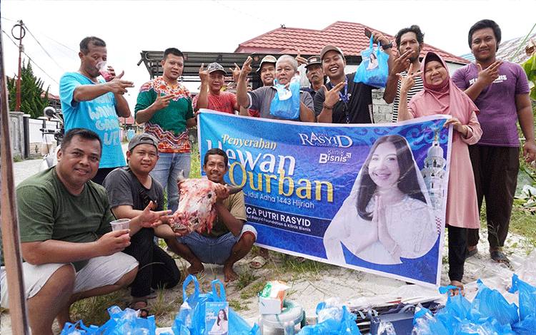 Monica Putri Rasyid Bagikan 600 Bungkus Daging Kurban