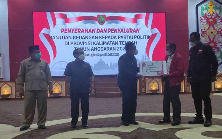 Pemprov Kalteng Serahkan Bantuan Parpol Rp 5,8 Miliar Lebih