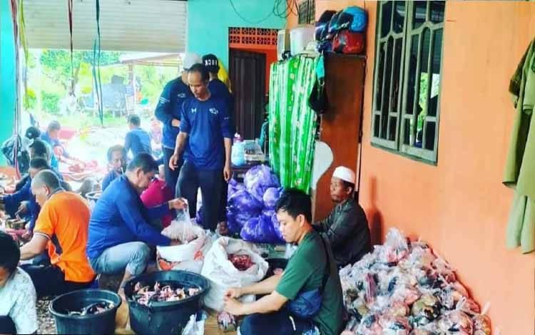 Keluarga Besar RSUD Kapuas Berbagi Daging Kurban