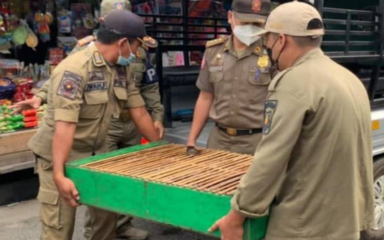 Lagi, Satpol PP dan Damkar Kapuas Tindak Pedagang Pasar Tak Taati Aturan