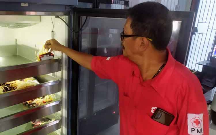 Kepala UDD PMI Kotim, dr Yuendri Irawanto memperlihatkan sisa stok darah yang kian menipis, Selasa, 12 Juli 2022. (USAY NOR RAHMAD /BORNEONEWS)?