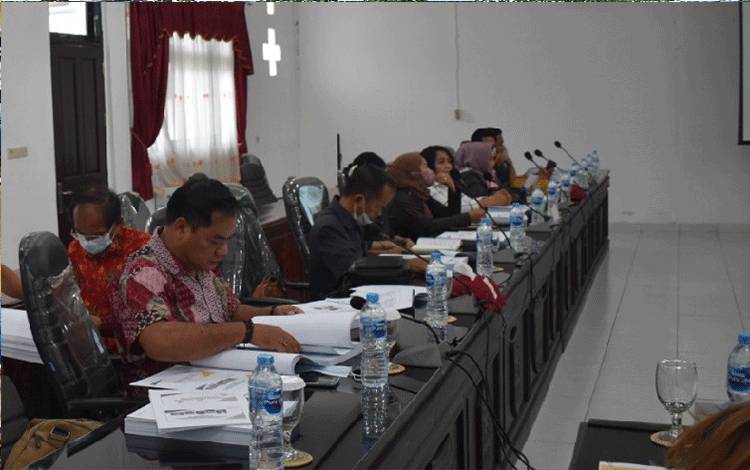 Anggota DPRD Kabupaten Gunung Mas Untung Jaya Bangas saat mengikuti rapat dengan pemerintah daerah terkait rancangan Kebijakan Umum Anggaran (KUA) dan Rancangan Prioritas dan Plafon Anggaran Sementara (PPAS) tahun anggaran 2023 beberapa saat lalu. (FOTO: DOKUMEN UNTUNG JAYA BANGAS)?
