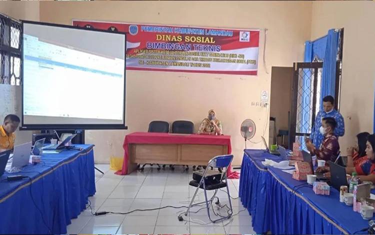 Sejumlah supervisor Dinas Kesehatan Kabupaten Lamandau tengah melakukan verifikasi data terpadu kesejahteraan sosial melalui aplikasi SIKS-NG. (FOTO : HENDI NURFALAH)