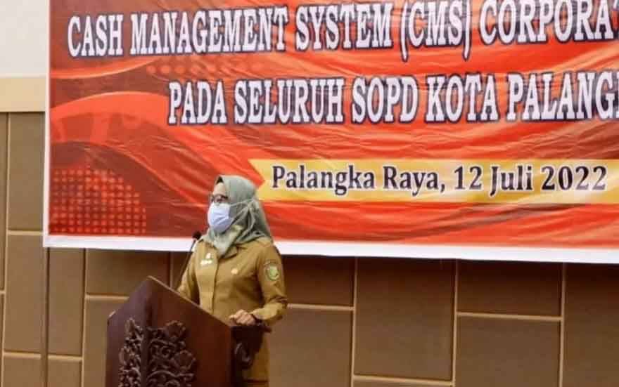 Sekda Palangka Raya Hera Nugrahayu saat membuka sosialisasi CMS Bank Kalteng. (Foto: Humas Pemko)