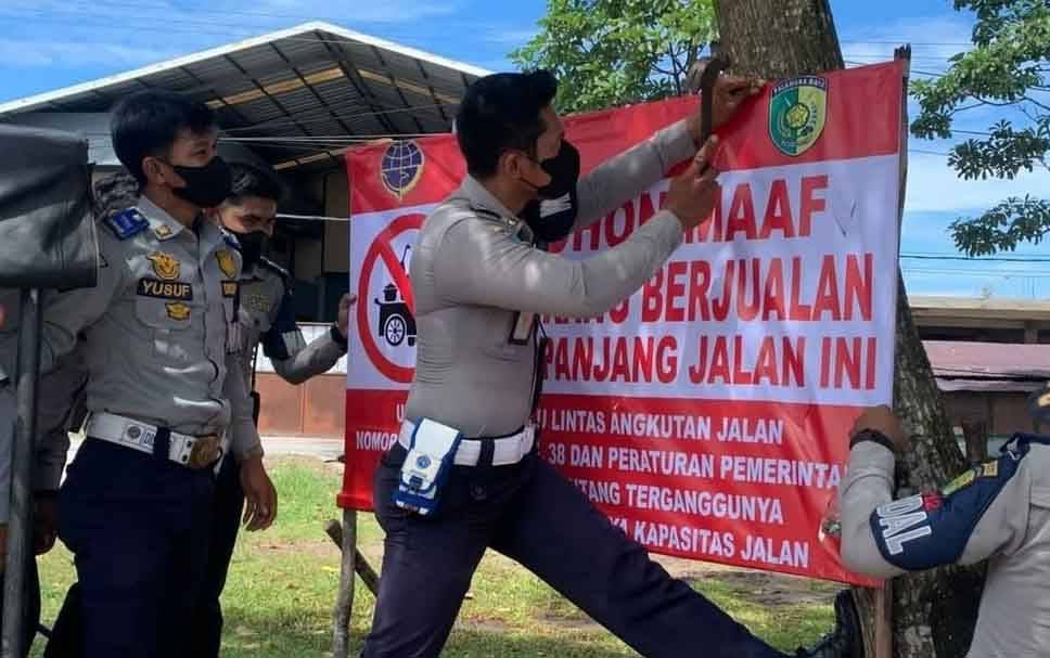 Dishub Palangka Raya Pasang Spanduk Larangan Berjualan di Bahu Jalan