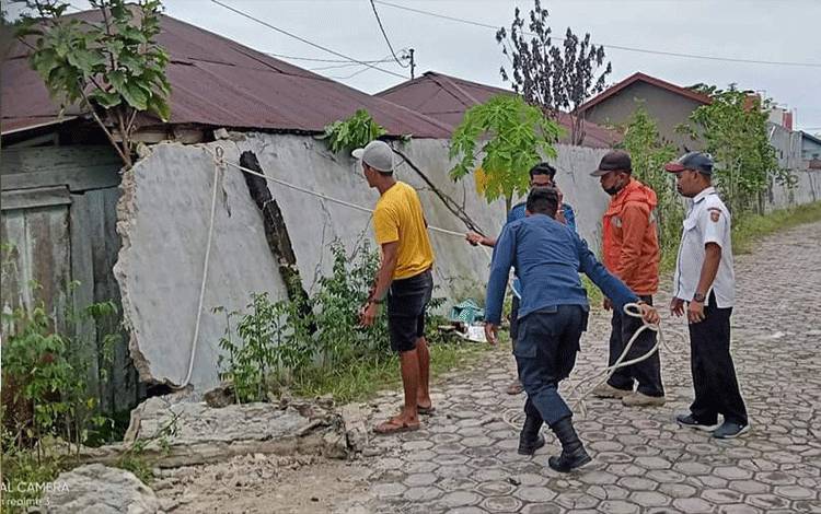 Petugas Gabungan Bongkar Tembok Pembatas Rumah Nyaris Ambruk
