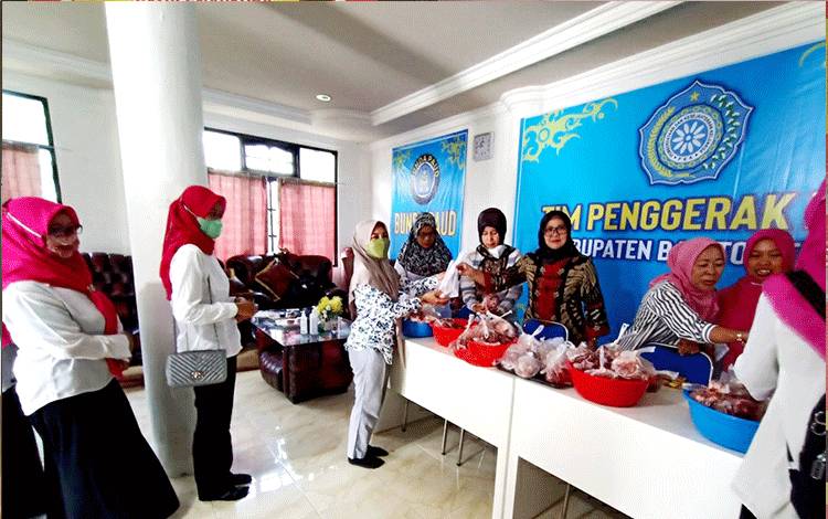 Ketua TP PKK Barito Utara Serahkan Daging Kurban?