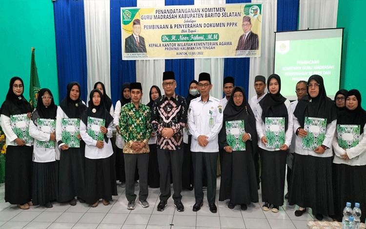 Kepala Kanwil Kemenag Kalteng Serahkan 19 SK P3K di Barito Selatan