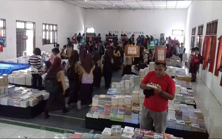 Dinas Perpustakaan dan Arsip Daerah Kabupaten Lamandau menggelar pameran buku. Sejumlah warga yang didominasi pelajar sekolah antusias dalam acara tersebut. (FOTO : HENDI NURFALAH)