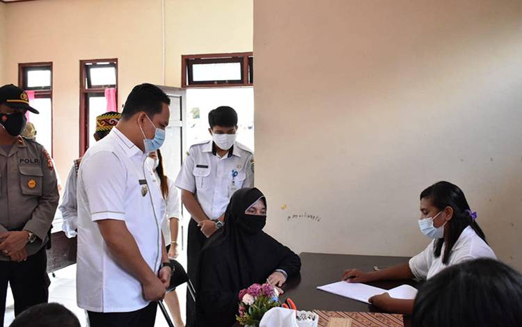 Bupati Lamandau Hendra Lesmana memantau layanan di Puskesos Mekar Jaya, Desa Samu Jaya, Kecamatan Lamandau. (FOTO : HENDI NURFALAH)