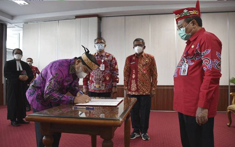 Sekda Kalteng Lantik Guntur Talajan sebagai Pustakawan Ahli Utama