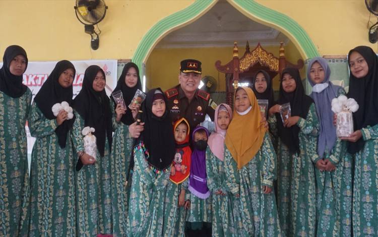 Kejati Kalteng Bagikan Sembako ke Panti Asuhan