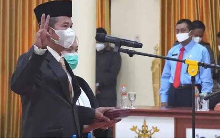 Ketua DPRD Lamandau Disumpah
