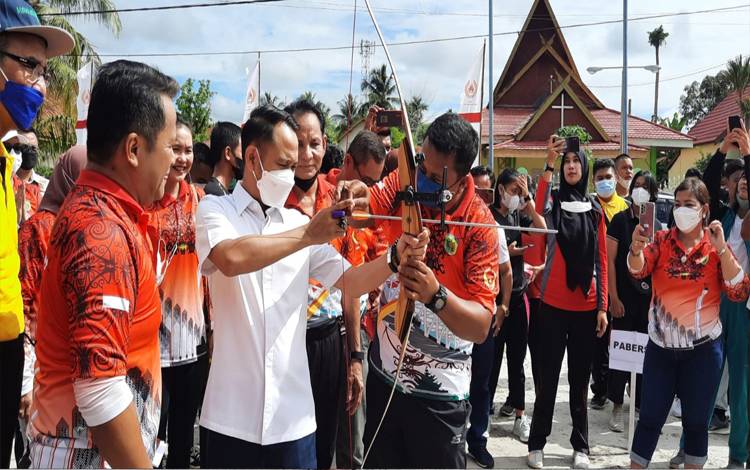 Wali Kota Palangka Raya, Fairid Naparin melepas busur panah pertanda dimulainya Selekot. (Foto: HENDRI)