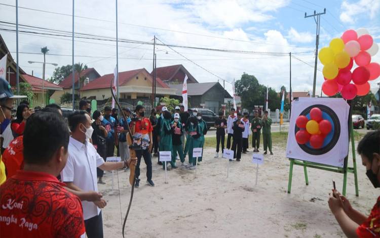Wali Kota Palangka Raya, Fairid Naparin melepaskan busur panah saat membuka Selekot, Jumat 15 Juli 2022. (Foto: HENDRI)