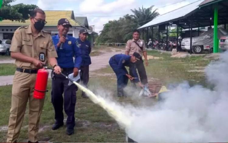 Plt Direktur RSUD Hanau dr Atet Kurniadi saat melakukan simulasi penggunaan Alat Pemadam Api Ringan (APAR) FOTO : RSUD Hanau