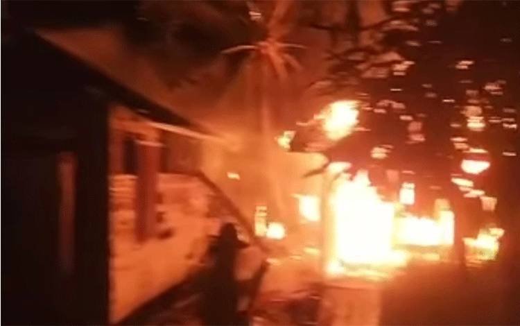 Kebakaran Hanguskan Rumah Warga di Jalan Pemuda Kapuas