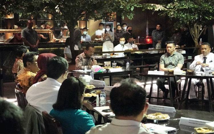 Menteri Investasi/Kepala BKPM Bahlil Lahadalia (tengah) memimpin rapat koordinasi dengan Holywings Group dan perwakilan Pemerintah Provinsi DKI Jakarta di salah satu outlet Holywings di Jakarta Selatan, Jumat (15/7/2022). (ANTARA/HO Kementerian Investasi/BKPM)