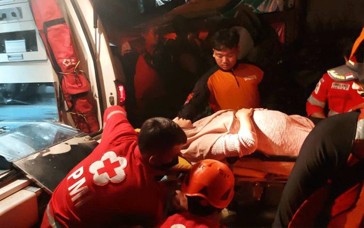 Seorang Ibu Nyaris Melahirkan di Lokasi Banjir