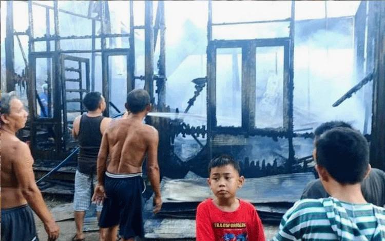 Sebuah Rumah Terbakar di Jalan Dewi Sartika Sampit, Satu Penghuni Luka Terinjak Api