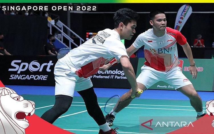 Ganda putra Indonesia Leo Rolly Carnando/Daniel Marthin saat menghadapi ganda putra asal China He Ji Ting/Zhou Hao Dong Jumat (15/7/2022, 5:32 PM). Nomor ganda putra Indonesia mencetak sejarah dengan menampilkan babak semifinal yang diramaikan oleh empat pasangan pada turnamen bulu tangkis BWF Super 500 Singapore Open 2022, Sabtu (16/7/2022). (ANTARA/Twitter/@INABadminton/pri.)