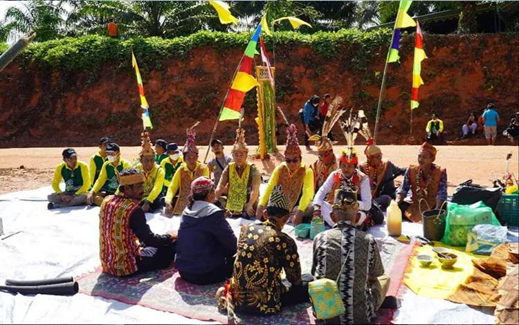 Asisten I Sekretariat Daerah Lamandau, Muriadi, bersama tokoh adat dan lima kepala desa menggelar ritual adat. (FOTO : HENDI NURFALAH)