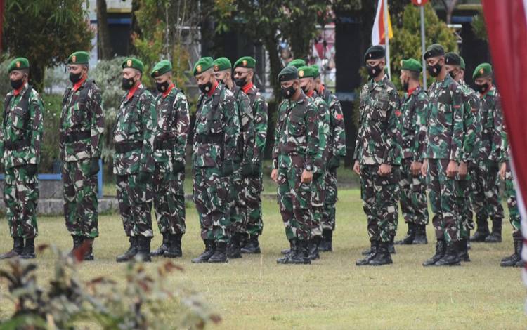 Anggota TNI saat mengikuti upacara HUT Palangka Raya ke 65 tahun, Minggu 17 Juli 2022. (Foto: HENDRI)