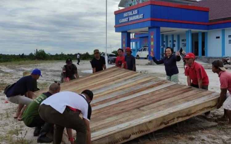 Pegawai Kantor Camat Gotong Royong Sambut HUT ke-20 Katingan