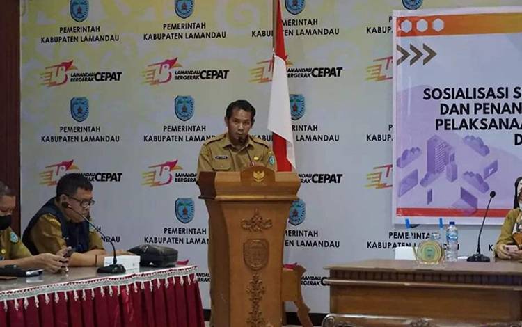 Kepala Diskominfostandi Kabupaten Lamandau, Ganti P. Kanisa memberikan laporannya dalam kegiatan sosialisasi pelaksanaan SPBE. (FOTO : HENDI NURFALAH)