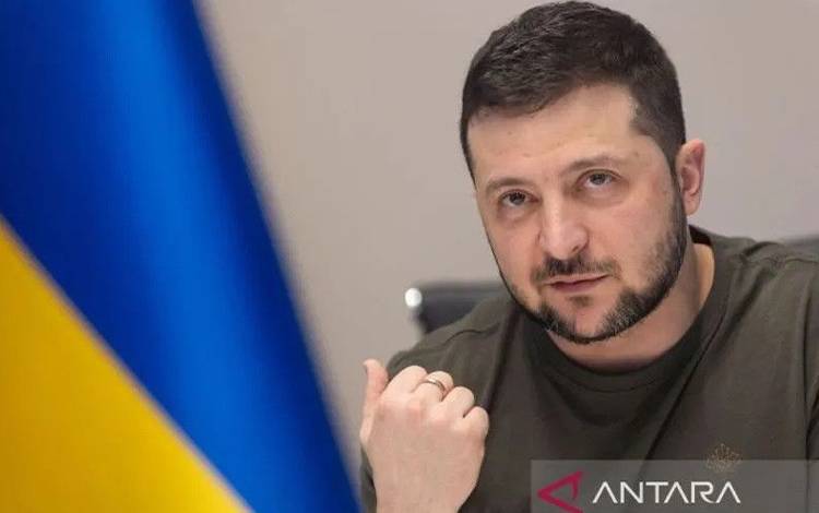 Presiden Ukraina Volodymyr Zelenskyy melakukan wawancara dengan beberapa media Rusia melalui tautan video, saat serangan Rusia terhadap Ukraina berlanjut, di Kiev, Ukraina, 27 Maret 2022. (ANTARA/HO-Kepresidenan Ukraina via Reuters/as.)