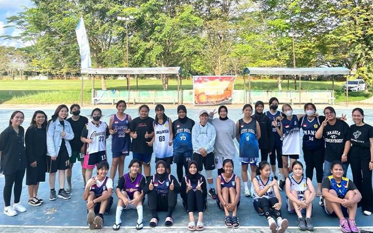 Para pebasket putri Kapuas mengikuti pertandingan basket sistem pick up games season pertama. (FOTO: IST)
