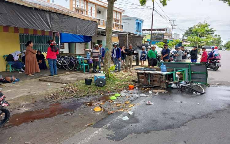 Gerobak Bakso Rusak Ditabrak Motor di Jalan Pemuda Kapuas