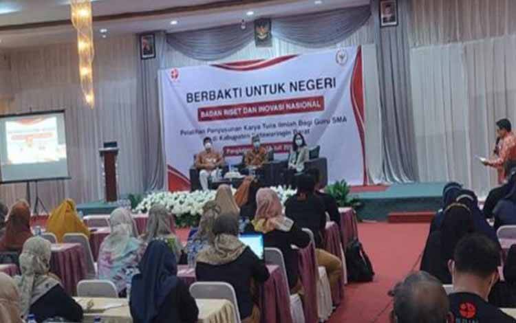 Tingkatkan Kompetensi Guru, Komisi VII DPR dan BRIN Gelar Bimtek KTI di Kotawaringin Barat