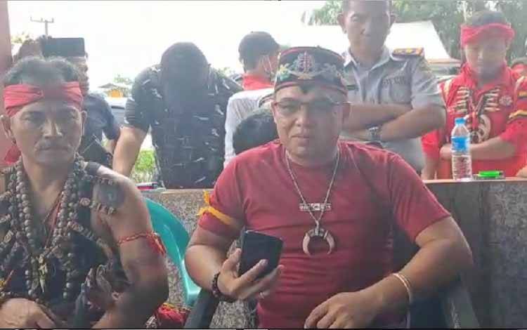 Koordinator aksi damai dan blokade jalan Yepta Diharja saat diwawancarai oleh wartawan terkait aksi tersebut yang dilaksanakan di Desa Dahian Tambuk Kecamatan Mihing Raya, Senin 18 Juli 2022 (FOTO: RISKA YULYANA)