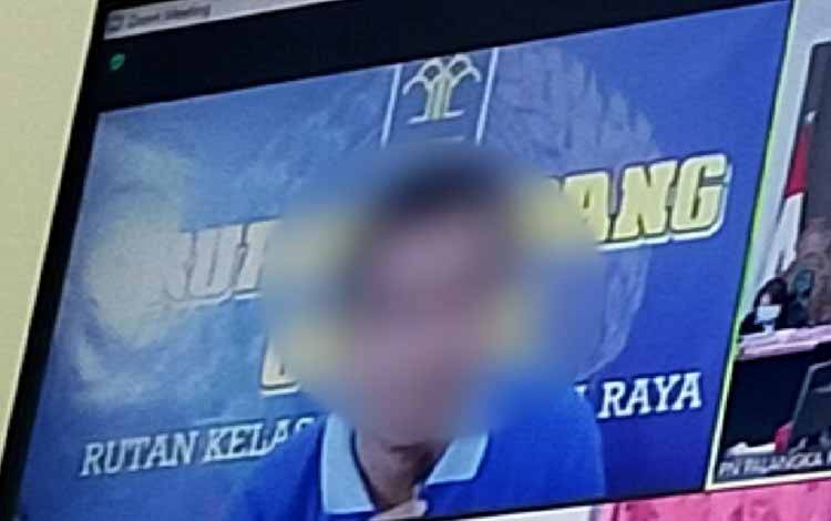 Terdakwa saat menjalani sidang virtual di Pengadilan Negeri Palangka Raya, Senin, 18 Juli 2022