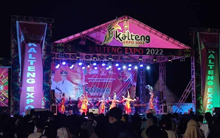 Meriahnya pagelaran Kalteng Expo tahun 2022 di kawasan pameran Temanggung Tilung Kota Palangka Raya. (FOTO: HERMAWAN)