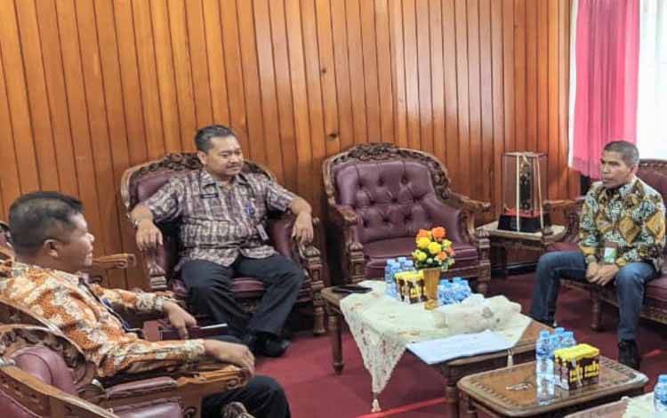 Plt Kepala Dinas Tenaga Kerja dan Transmigrasi (Disnakertrans) Kalteng, Farid Wajdi (tengah) saat diskusi terkait ketenagakerjaan. (Foto: MMC Kalteng)