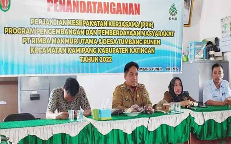 Camat Kamipang, Ade Irwan menghadiri acara penantantangan kerjasama pihak perusahaan dengan Desa Tumbang Runen di kantor desa, Senin 18 Juli 2022. (foto Kecamatan Kamipang)