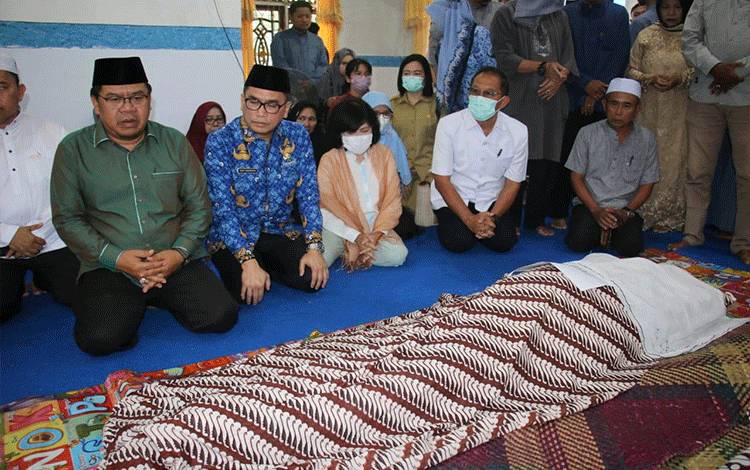 Bupati Pulang Pisau Hadiri Pemakaman, Masrawan Dimakamkan Satu Liang Lahat Bersama Keluarga