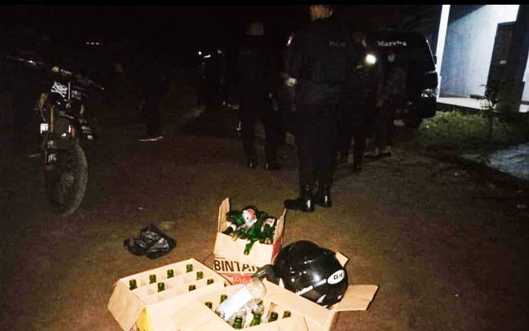 Polisi Gerebek Sekelompok Pemuda Diduga Pesta Miras di Hajatan Perkawinan
