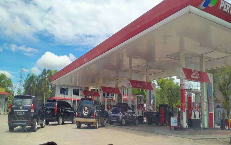 Antrean pembeli pertalite di SPBU Jalan Rajawali, Palangka Raya tampaknya tidak terlalu panjang, Selasa, 19 Juli 2022. (FOTO: TESTI PRISCILLA)