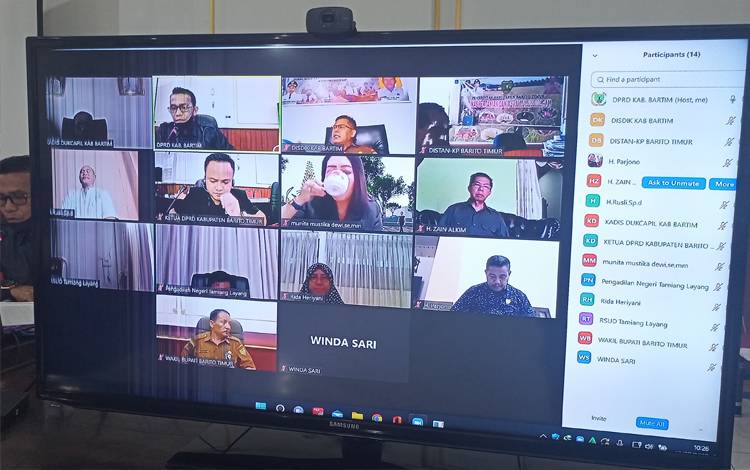 Rapat paripurna penyampaian laporan hasil rapat kerja pembahasan bersama atas pengajuan raperda tentang pertanggung jawaban APBD Barito Timur 2021, Selasa,19 Juli 2022. (FOTO: BOLE MALO)