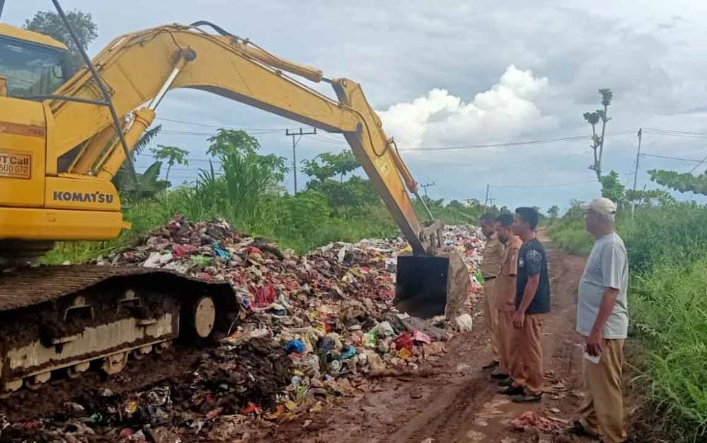 Tumpukan Sampah Puluhan Meter di Jalan Sawit Raya Sampit Akhirnya Dibersihkan