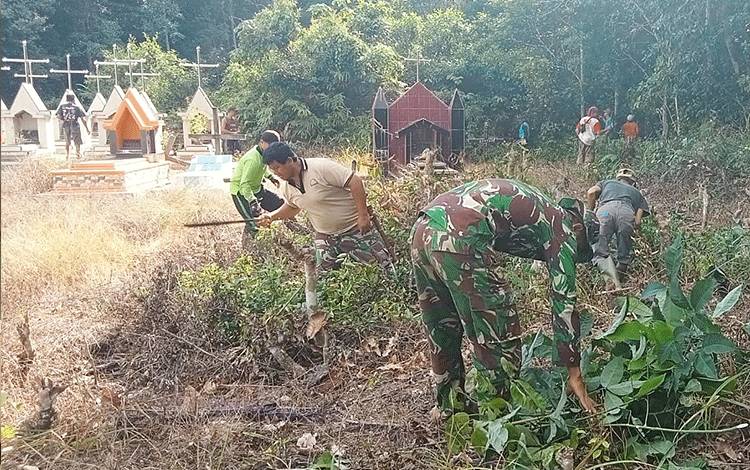 Peringati HUT Kodam Tanjungpura, Babinsa TNI dan Warga Haringen Bersih-Bersih Pekuburan