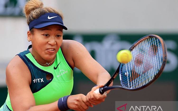 Petenis Jepang Naomi Osaka beraksi dalam putaran pertama French Open 2022 melawan Amanda Anisimova dari Amerika Serikat di Rolland Garros, Paris, Prancis, Senin (23/5/2022). (ANTARA/REUTERS/Pascal Rossignol)