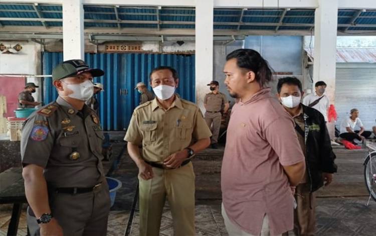 Satpol PP dan Damkar Kapuas Dampingi Disdagperinkop Data Pedagang Pasar