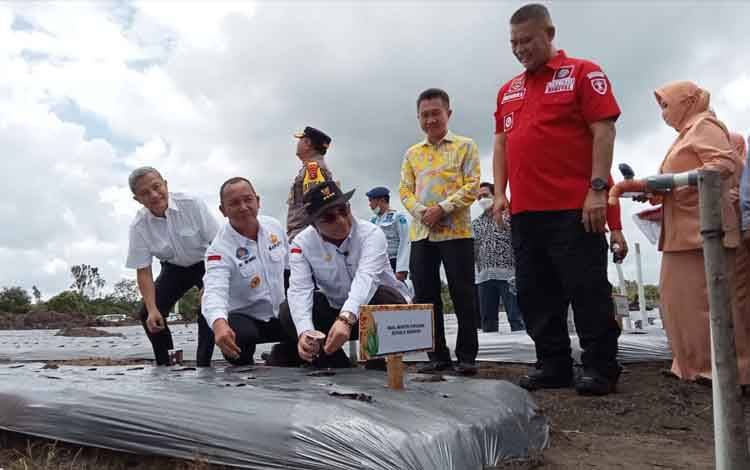 Wamentan RI, Harvick Hasnul Qolbi melakukan penanaman jagung perdana di lahan tanam jagung Lapas Kelas III Sukamara, Rabu, 20 Juli 2022. (FOTO:NORHASANAH)